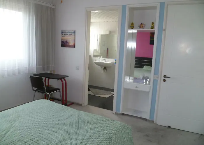 Double With Ensuite Bathroom At Datacom Building ホームステイ